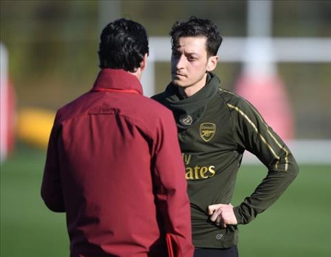 HLV Emery bi chi trich du doi vi doi xu bat cong voi Mesut Ozil