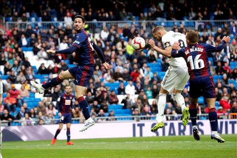 Real vs Eibar Benzema danh dau ghi ban