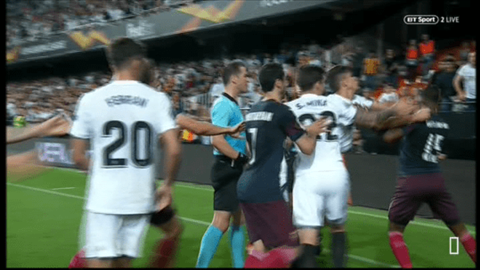 Cay cú vì thua trận, Gabriel Paulista đấm thẳng mặt Maitland-Niles