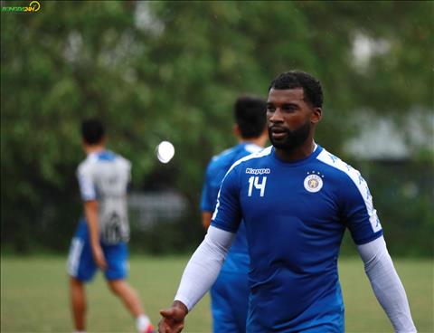 Du Duy Manh dang chan thuong, Brandon McDonald van kho co co hoi ra san trong tran dau voi Tampines Rovers.