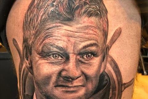Lỡ xăm hình Solskjaer lên người, fan M.U này đang tỏ ra hối hận