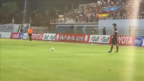 Xuân Trường dàn xếp đá phạt thông minh giúp đồng đội ghi bàn