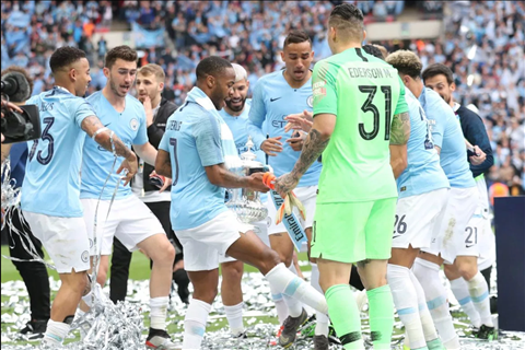 Clip: Nhân viên của Man City trần truồng trong ngày vô địch cúp FA