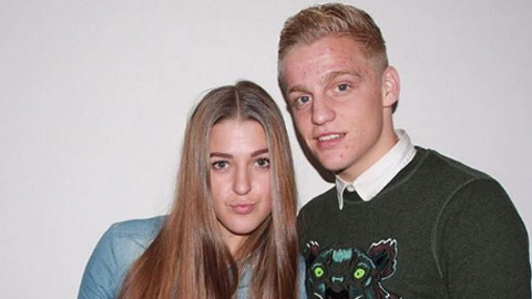 Tiền vệ Van de Beek bay trên đôi cánh tình yêu