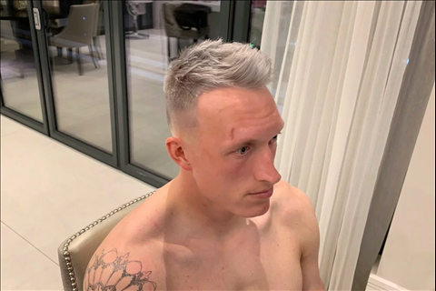 Khoe tóc mới, sao M.U bị fan cười vào mặt