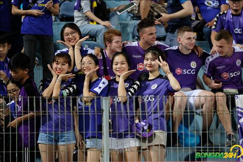 Nóng kỷ lục, fan vẫn tới Hàng Đẫy tiếp lửa cho Quang Hải, Tiến Dũng