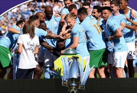 ZInchenko đánh rơi cúp vô địch Premier League 2017/18 ZInchenko danh roi cup vo dich Premier League 2017/18