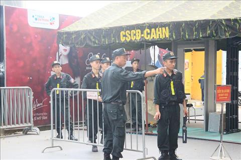 ẢNH: Đề phòng pháo sáng, sân Hàng Đẩy tăng cường an ninh ngang AFF Cup