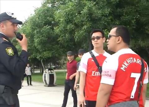 CĐV Arsenal bị thăm hỏi vì mặc áo in tên Mkhitaryan hình ảnh