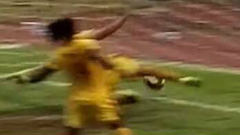 Cận cảnh tình huống gây tranh cãi nhất trận Thanh Hóa 3-2 Nam Định: Bóng đã qua vạch vôi cả mét?