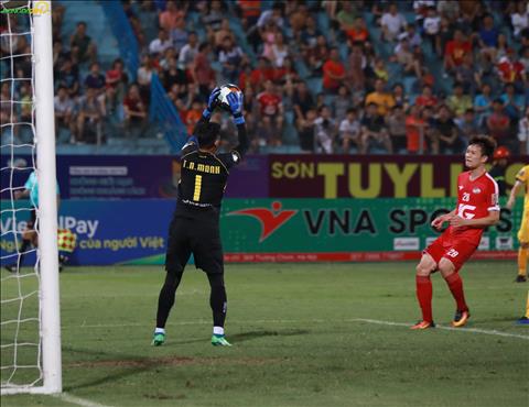 ẢNH: Nguyên Mạnh chơi hay, thầy Park thêm đau đầu về vị trí thủ môn
