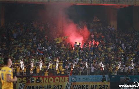 Ban tổ chức sân Hàng Đẫy lại gặp nguy vì pháo sáng