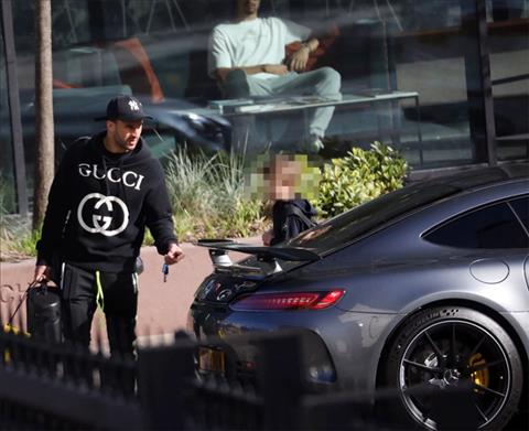 Sao Man City quan hệ với bồ trên xe sang