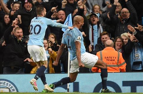 Man City quyết định tương lai người hùng Kompany