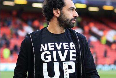 Chỉ một hành động nhỏ, Salah chứng tỏ tinh thần Liverpool dù không thi đấu