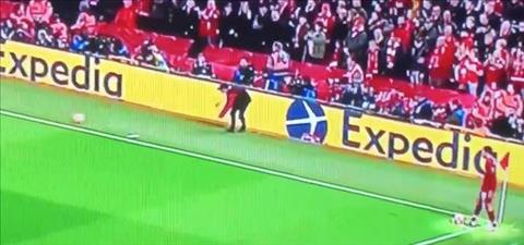 Người hùng vô danh trong tình huống Arnold đá phạt góc tinh quái