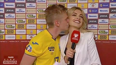 Zinchenko cưỡng hôn phóng viên nữ sau trận Ukraine 5-0 Serbia hình ảnh