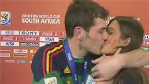 Học Casillas, sao Man City cưỡng hôn phóng viên nữ hình ảnh 2