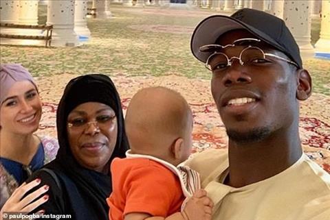 Giữa tin đồn chuyển nhượng, Pogba tìm bình yên nơi “cửa Phật”