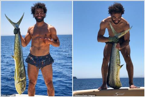 Tranh thủ nghỉ hè, Salah khoe tài đánh cá