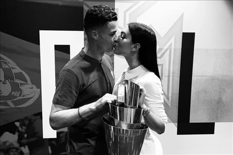 Vừa vô địch Nations League, CR7 bị bạn gái “đánh dấu chủ quyền”