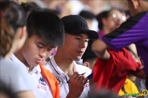 Nghỉ hết mùa, Đình Trọng vẫn làm ấm lòng fan trên khán đài