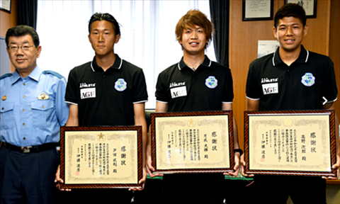 Ba cầu thủ bắt cướp mà không cần dùng tay tại Nhật Bản hình ảnh