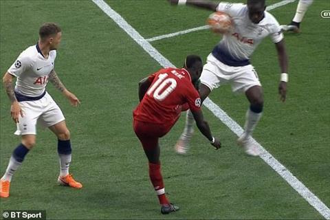 Liverpool hưởng phạt đền, CĐV bóng đá lên tiếng chỉ trích hình ảnh