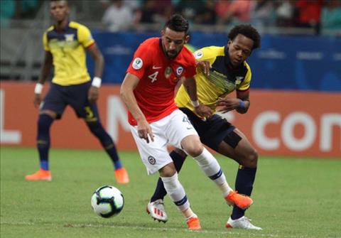 Ecuador gay kha nhieu kho khan cho Chile trong hiep mot.