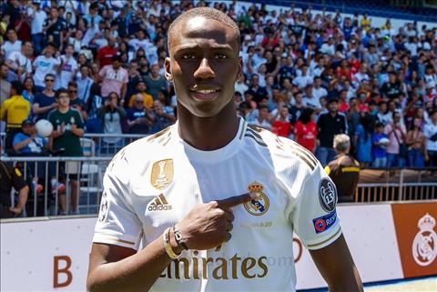 Lỡ tay like status đòi bán đàn anh, sao Real Madrid đính chính