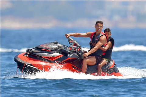 Ronaldo khoe ảnh nghỉ hè trên du thuyền sang trọng