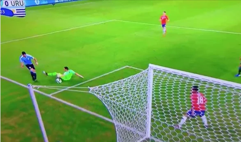 Luis Suarez đòi 11m vì bóng chạm tay thủ môn của Chile hình ảnh 2