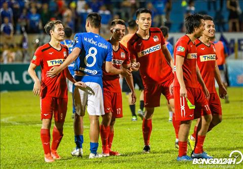 Mac Hong Quan va cau thu HAGL khi tung gan bo voi mot so thanh vien cua doi bong pho nui tai DT U23 Viet Nam.