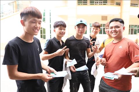 Người dân Phú Thọ vẫn xếp hàng dài chờ mua vé xem U23 Việt Nam hình ảnh