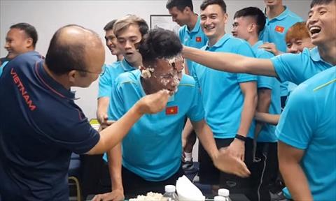 Hồng Duy hôn má thầy Park trong ngày sinh nhật và cái kết