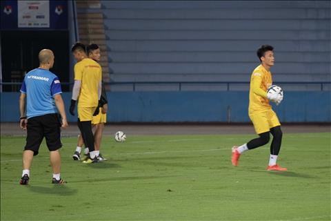 Bùi Tiến Dũng sẵn sàng trước màn đọ sức với U23 Myanmar hình ảnh