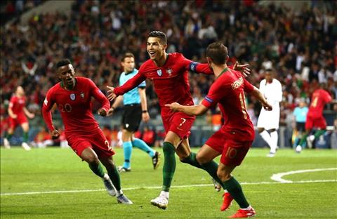 Ronaldo lập hat-trick cho BĐN Xứng danh trái cherry trên đỉnh chiếc bánh! hình ảnh 2