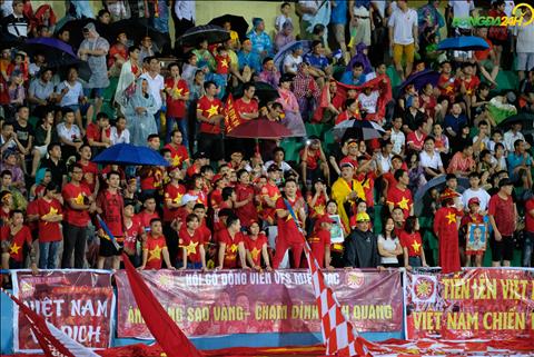 Mưa tầm tã, các CĐV vẫn nhiệt tình tiếp lửa cho U23 Việt Nam hình ảnh 2