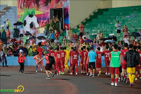 Mưa tầm tã, các CĐV vẫn nhiệt tình tiếp lửa cho U23 Việt Nam hình ảnh 2