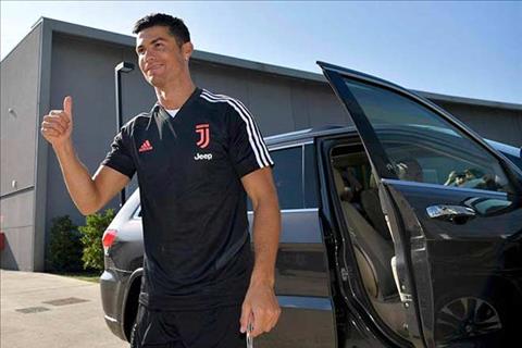 Ronaldo vui vẻ lên lên hội quân muộn ở Juventus hình ảnh