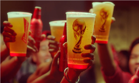 Bia và World Cup 2022: Chớ có mang ra ngoài đường uống!