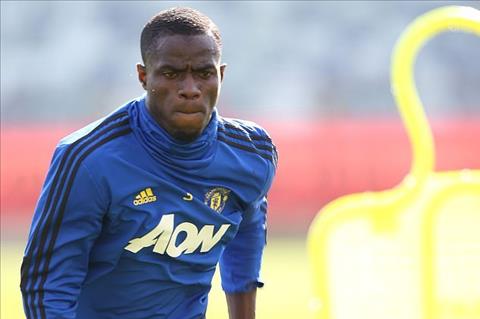 Bailly phải ngồi xe lăn để trở về MU dưỡng thương