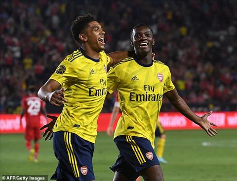 Nketiah (phai) ghi ban quyet dinh cho Arsenal vao cuoi tran