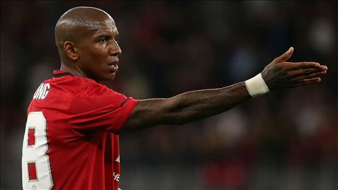 HLV Solskjaer bênh vực Ashley Young hình ảnh