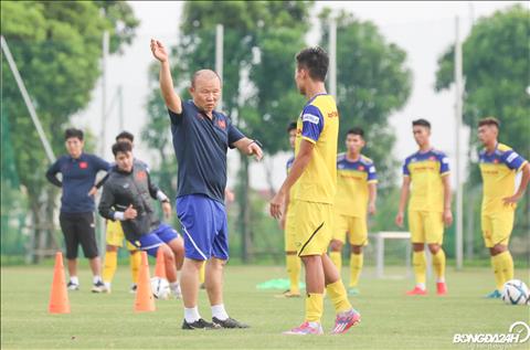 Sau khi khoi dong, HLV Park Hang Seo cho ba cau thu thi dau tu dau o vong 17 V-League 2019 la Mai Xuan Quyet, Trong Hung va Vu Tin ra nghi.