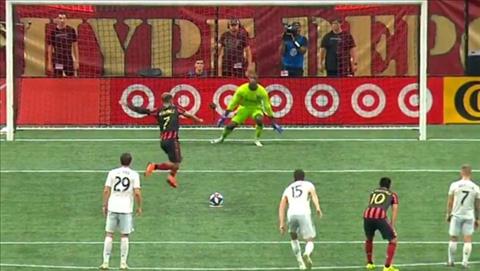 VIDEO: Cái kết đắng cho chàng tiền đạo tại Mỹ sút 11m như Quế Ngọc Hải