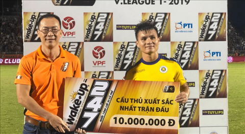 Quang Hai nhan giai thuong cau thu xuat sac nhat trong tran dau giua Ha Noi vs TP.HCM