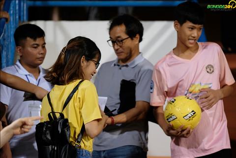 Chùm ảnh Fan nữ xinh đẹp bao vây xin chụp ảnh cùng thầy Park trong trận Viettel vs Quảng Nam hình ảnh
