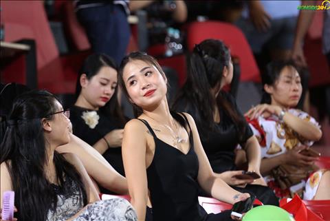 Chùm ảnh Fan nữ xinh đẹp bao vây xin chụp ảnh cùng thầy Park trong trận Viettel vs Quảng Nam hình ảnh