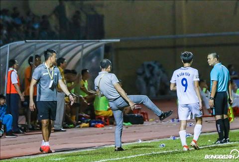 ẢNH: Bị thổi phạt đền, HLV Lee Tae Hoon liên tục nhại lại động tác của Văn Thanh